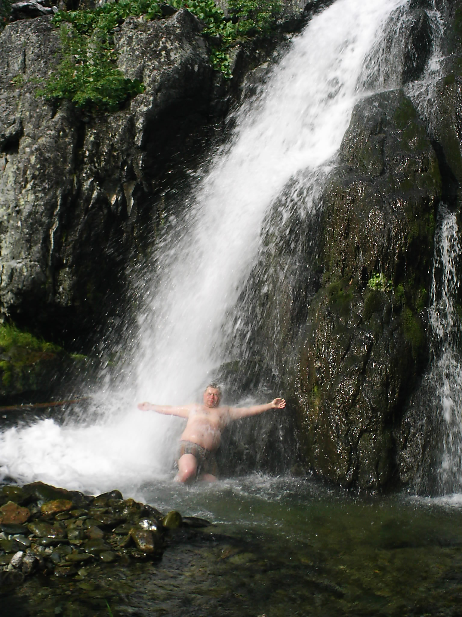 Водопад купаться. Войницкий водопад. Кислинский водопад. Купание в водопаде. Купаться в водопаде.